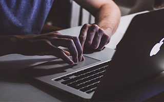 个人股票开户选哪个券商好:股票配资官网怎么看-微软高管誓言：若AI开始威胁人类 将立刻停止相关研发工作